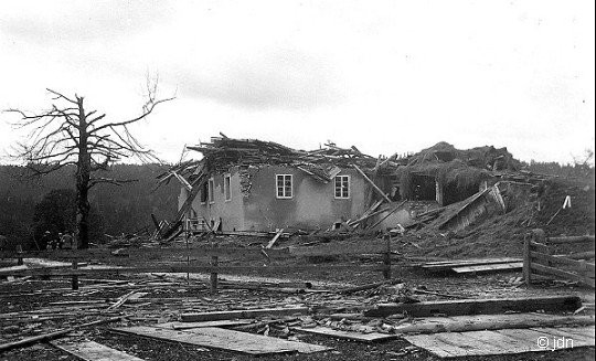 Datei:19260612 01 Tornado La Chaux-de-Fonds Plaquette Comm25.jpg