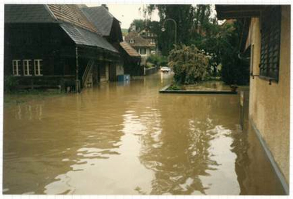 Datei:19870701 01 Flood Biembach kirchgasse.jpg
