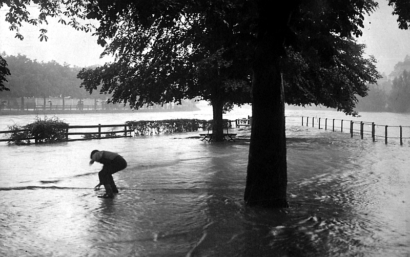 Datei:19100614 01 Flood Zentral- und Ostschweiz Sihl02.jpg