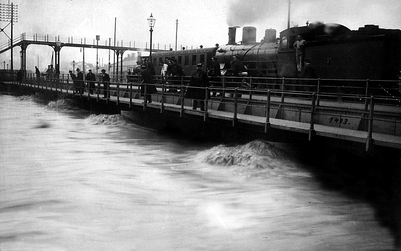 Datei:19100614 01 Flood Zentral- und Ostschweiz Sihl01.jpg