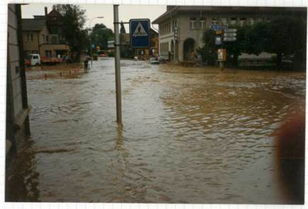 Datei:19870701 01 Flood Biembach loewenkreuzung.jpg