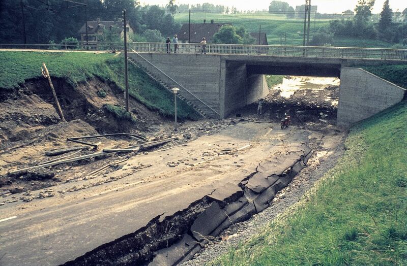 Datei:19750623 01 Flood Klettgau SH Giessenbach, Illnau-Effretikon Hochwasserschäden Bild 01.jpg
