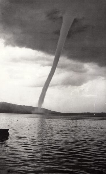 Datei:19050619 01 Tornado Zugersee Bild1.jpg