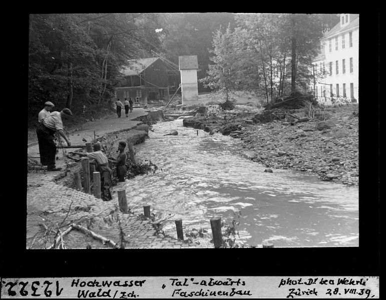 Datei:19390825 01 Flood Bachtel ZH E3 Bahnviadukt Talabwärts Leo Wehrli.jpg