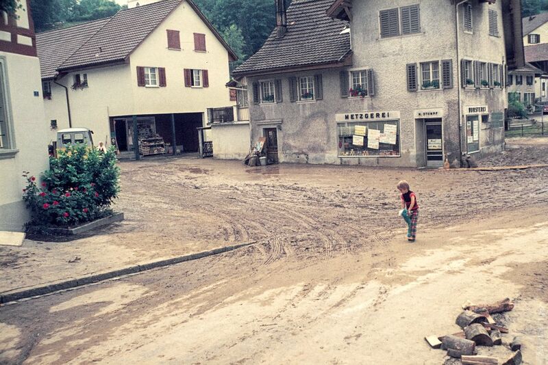 Datei:19750623 01 Flood Klettgau SH Wildbach RorbasHochwasserschäden AWEL.jpg