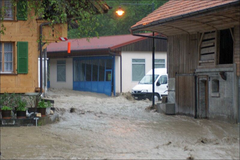Datei:20100606 02 Flood Gantrisch BE saeschu02.jpg