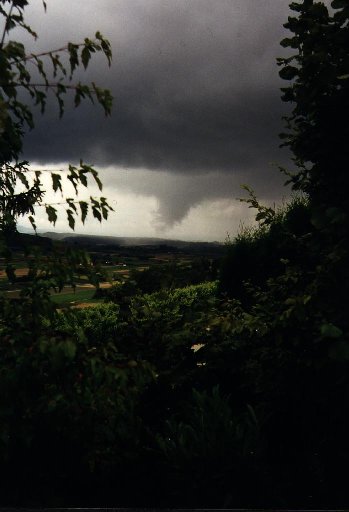 Datei:19960811 01 Tornadoverdacht Waltalingen foto.jpg