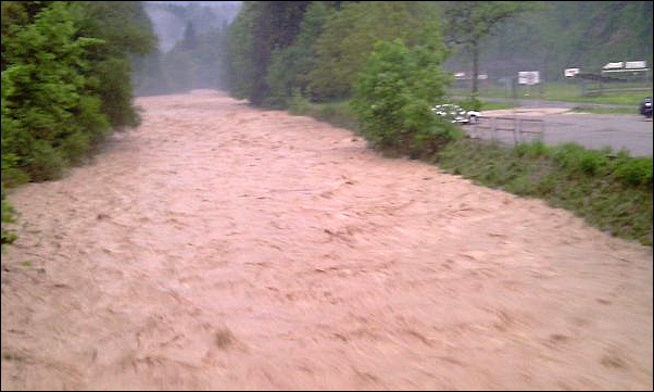 Datei:20100606 02 Flood Gantrisch BE Schwarzwasser in der Wislisau.jpg