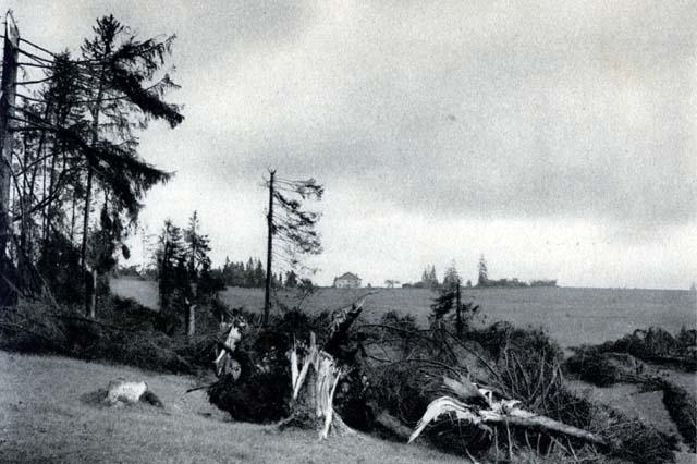 Datei:19260612 01 Tornado La Chaux-de-Fonds Plaquette Comm7.jpg