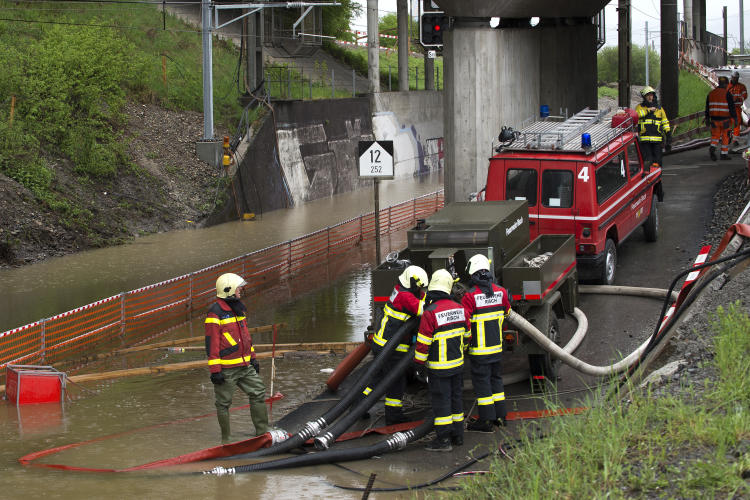 Datei:20150427 04 Ueberschwemmung bei Rotkreuz ZG ANTHONY ANEX Luz01.jpg