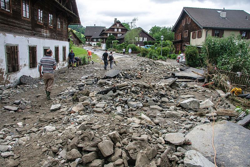 Datei:20150607 02 Flood Dierikon LU 07 Das-grosse-Aufraeumen-2-GG.jpg