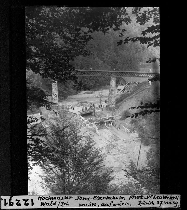 19390825 01 Flood Bachtel ZH E1 Bahnviadukt Leo Wehrli.jpg