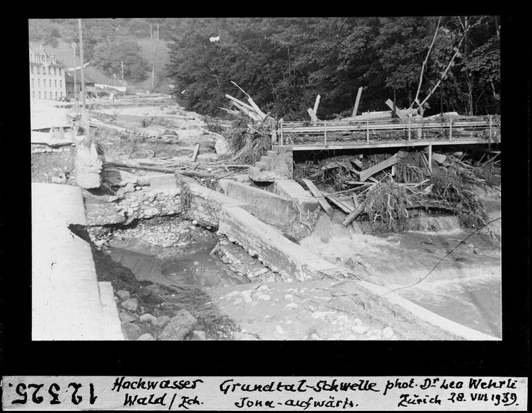 Datei:19390825 01 Flood Bachtel ZH F1 Grundtal-Schwelle Leo Wehrli.jpg