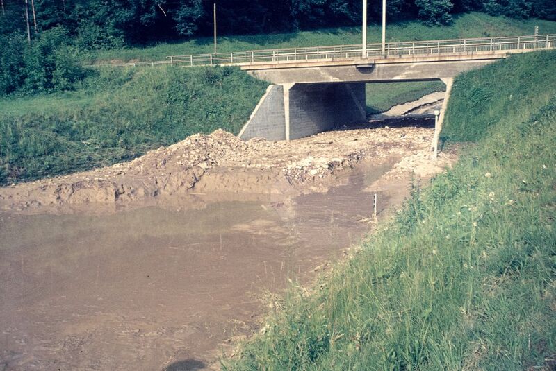 Datei:19750623 01 Flood Klettgau SH Giessenbach, Illnau-Effretikon Hochwasserschäden Bild 02.jpg